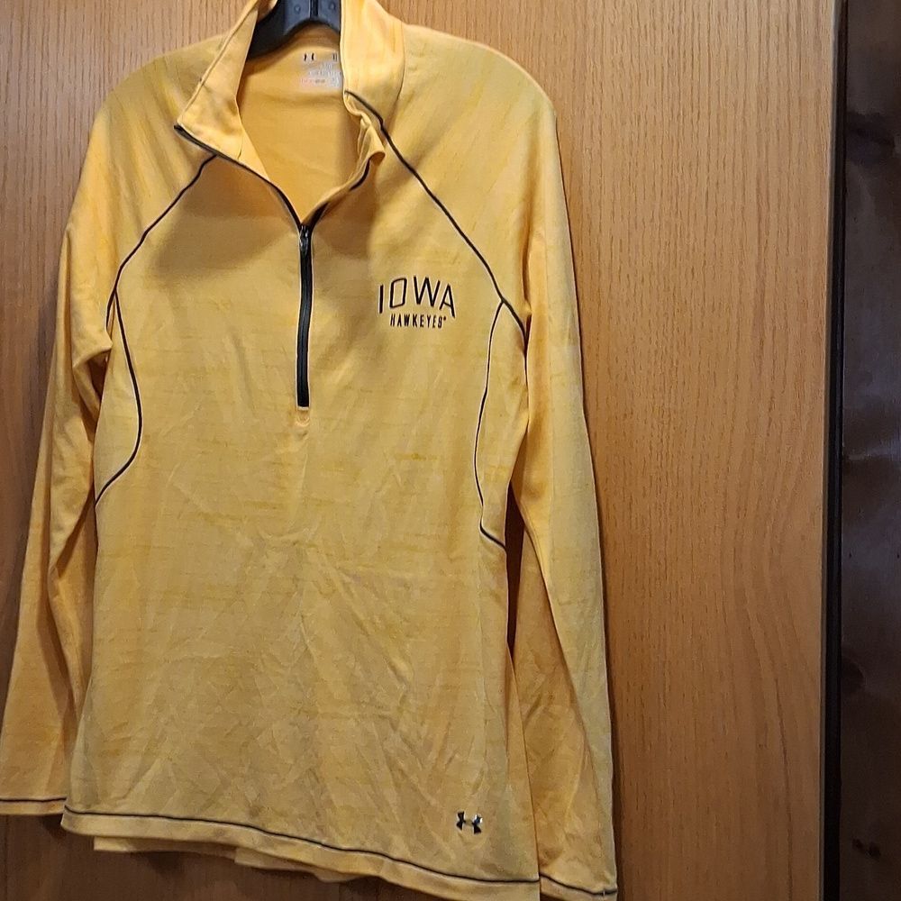 Iowa Hawkeyes XL unisex Under Armour‎ Gold zip Front Shirt